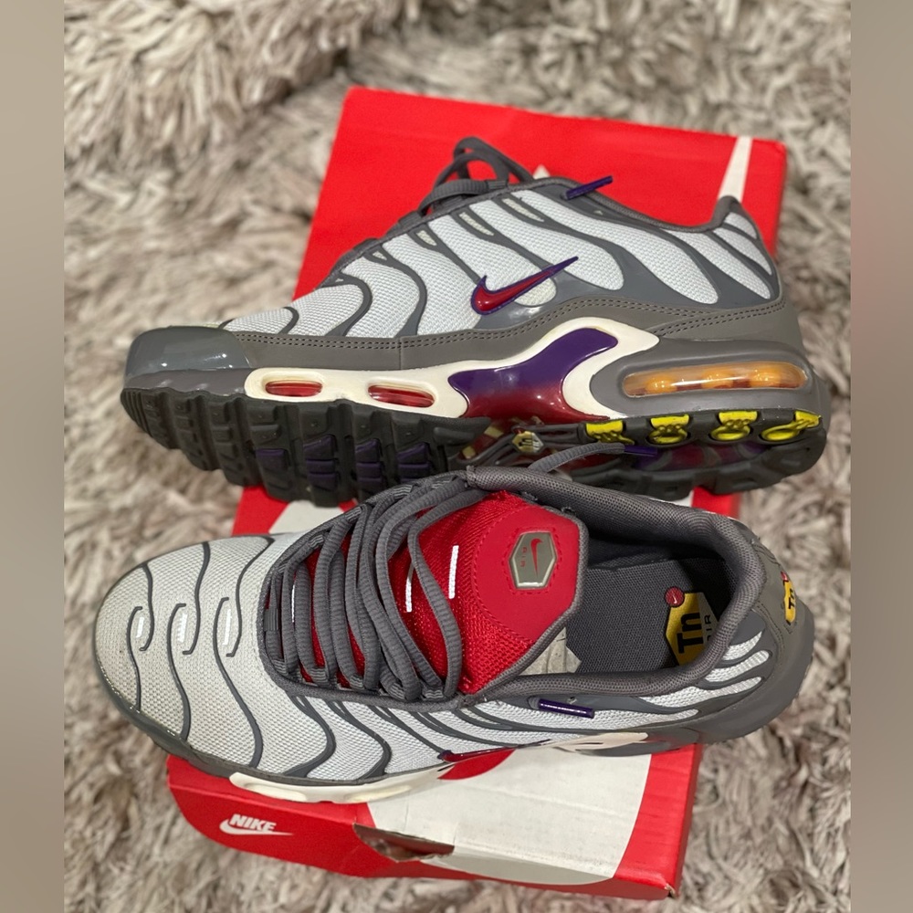 Nike AIR MAX PLUS - Size: men’s 8 - platinum and red